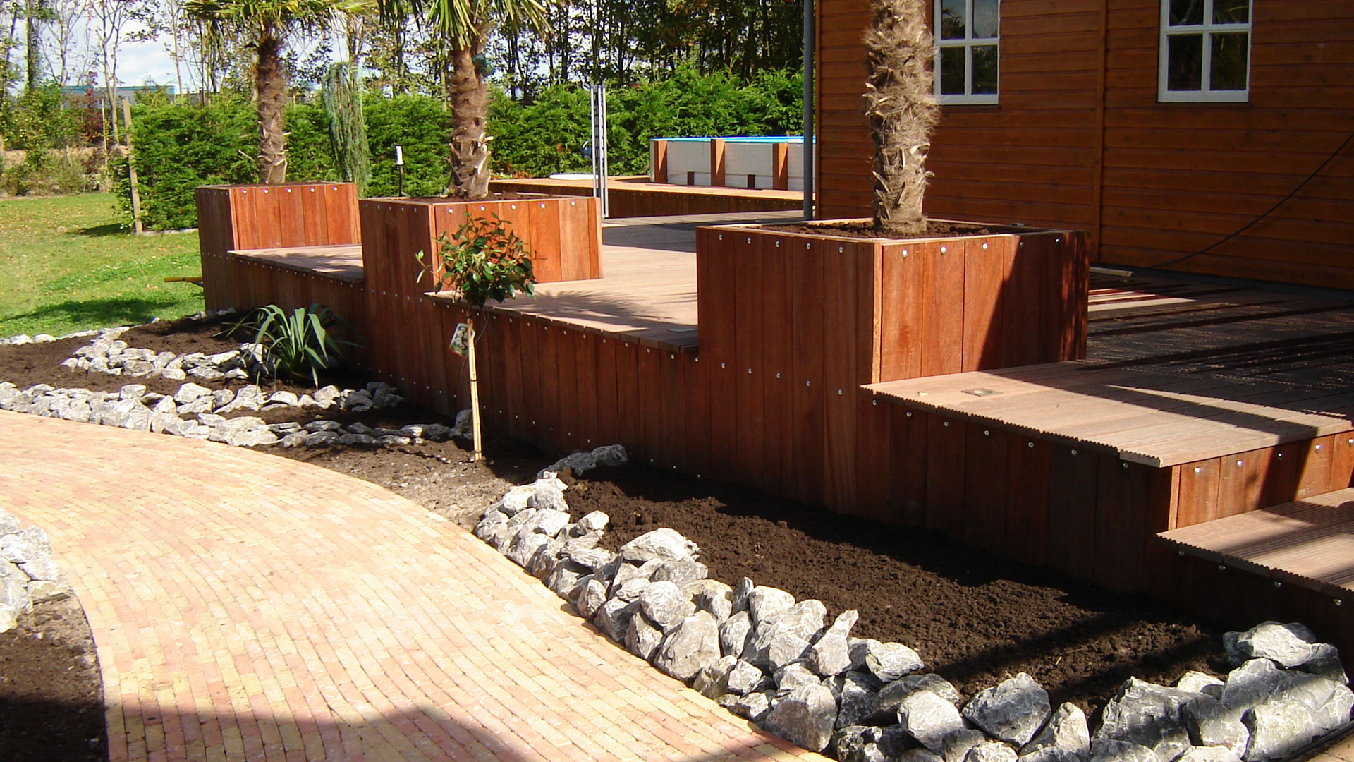 Buitenruimte met houtwerk en beplanting